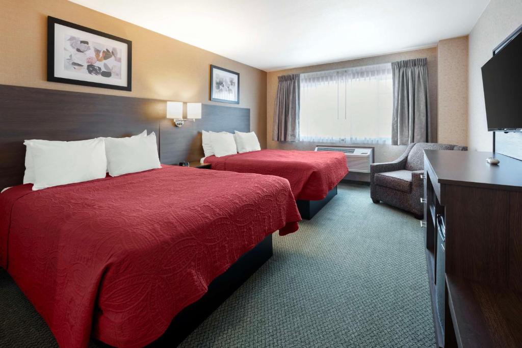 Postel nebo postele na pokoji v ubytování SureStay Plus by Best Western Enterprise