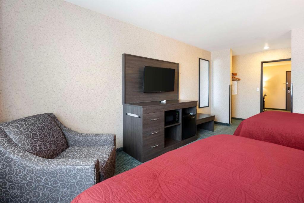 TV a/nebo společenská místnost v ubytování SureStay Plus by Best Western Enterprise