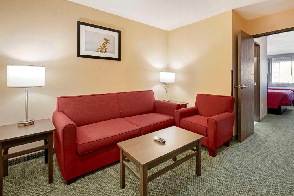 Posezení v ubytování SureStay Plus by Best Western Enterprise