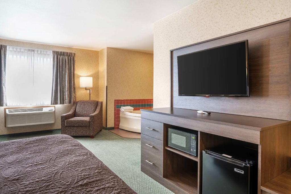 TV a/nebo společenská místnost v ubytování SureStay Plus by Best Western Enterprise
