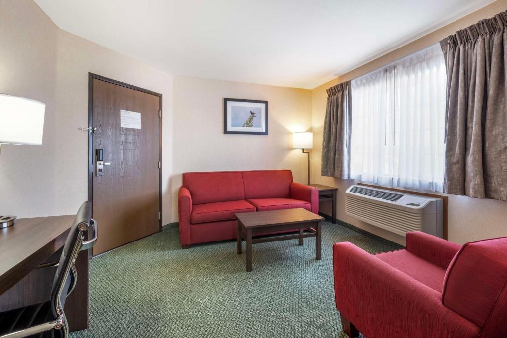 Posezení v ubytování SureStay Plus by Best Western Enterprise