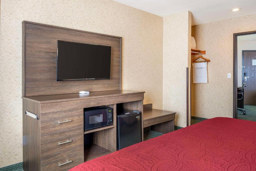 TV a/nebo společenská místnost v ubytování SureStay Plus by Best Western Enterprise