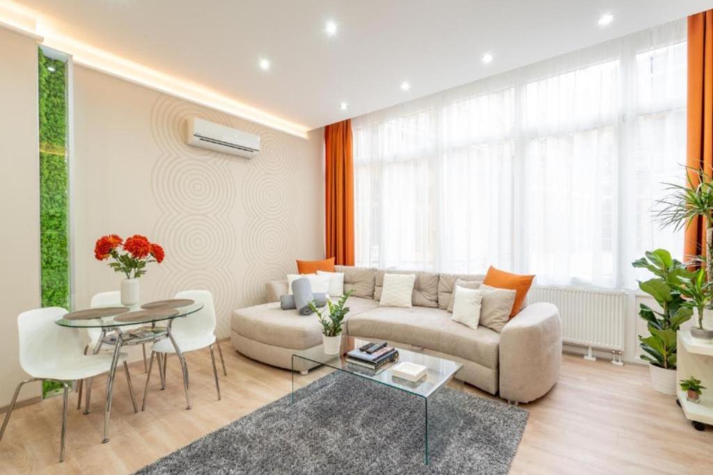Гостиная зона в Modern, Quiet & Cozy Apartment in the middle of Downtown near Danube at Fashion street