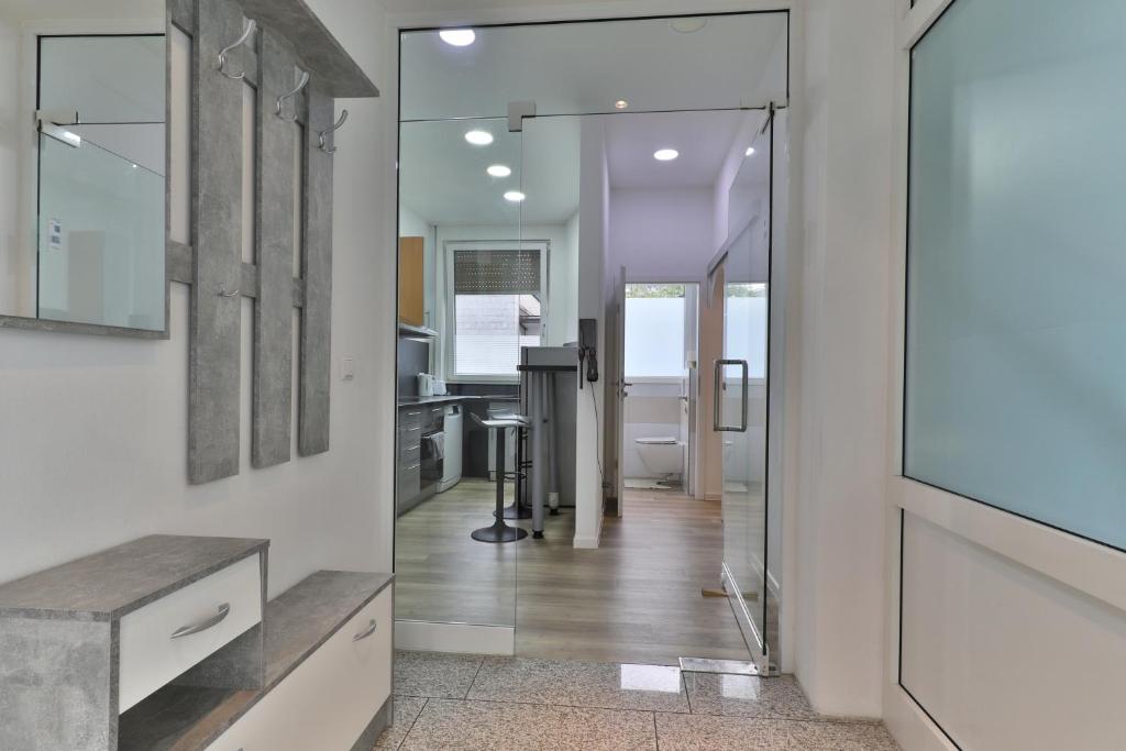 bagno con porta a vetri che conduce a una cucina di Moderne Ferienwohnungen - Service wie im Hotel a Göppingen