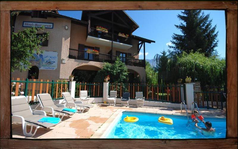 Bazén v ubytování Hôtel Aigliere nebo v jeho okolí