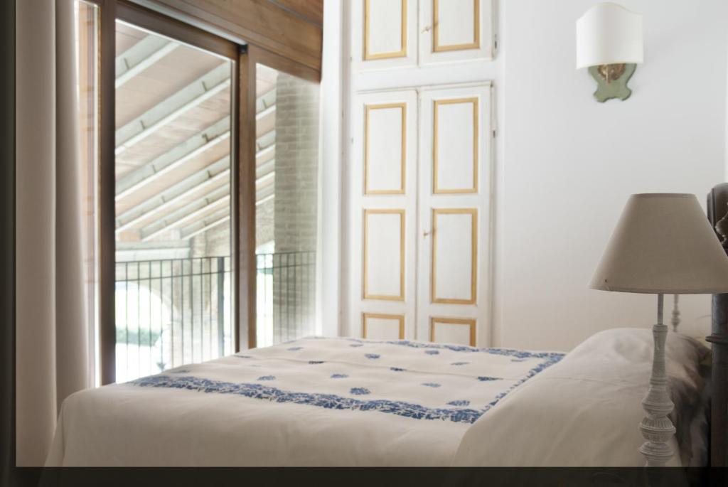 Un pat sau paturi într-o cameră la Palazzo Turro Bed & Breakfast