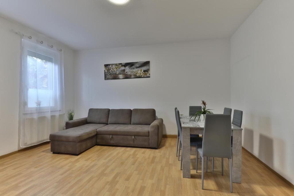 sala de estar con sofá y mesa en Studio Suite mit Service wie im Hotel, en Göppingen