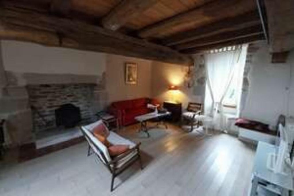 ein Wohnzimmer mit einem roten Sofa und einem Kamin in der Unterkunft Spacious 150 m old house in Berric in Berric