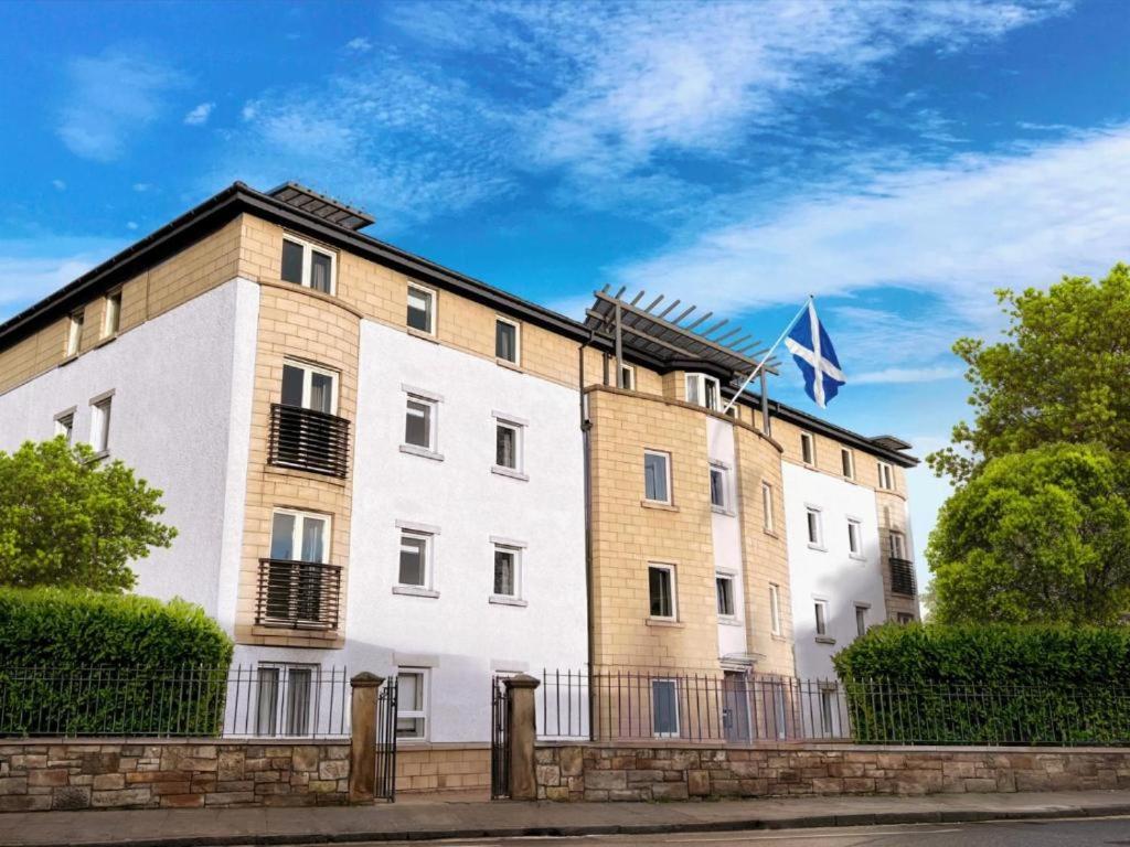愛丁堡的住宿－Edinburgh Aparthotel，上面有旗帜的建筑