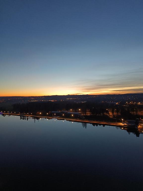 une vue sur une grande étendue d'eau au crépuscule dans l'établissement Mon Allier Vichy - vue exceptionnelle - parking gratuit, à Vichy