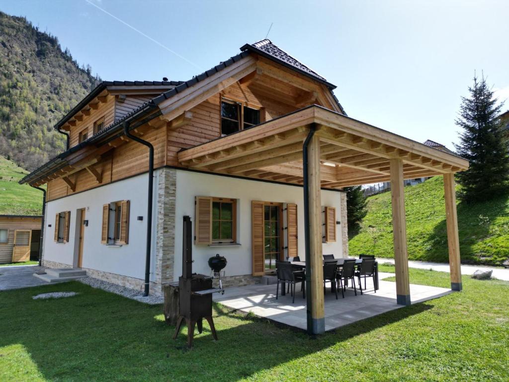 ein Haus mit einem Pavillon und einem Tisch im Hof in der Unterkunft Haus Bente in Donnersbachwald