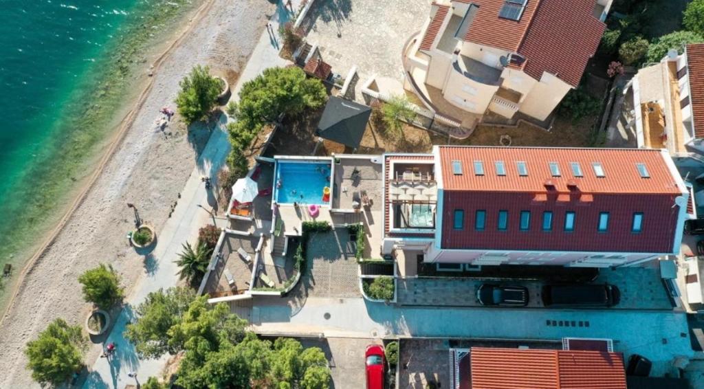 una vista aerea di una casa vicino alla spiaggia di Pinna Nobilis MoMa level 1 a Brodarica