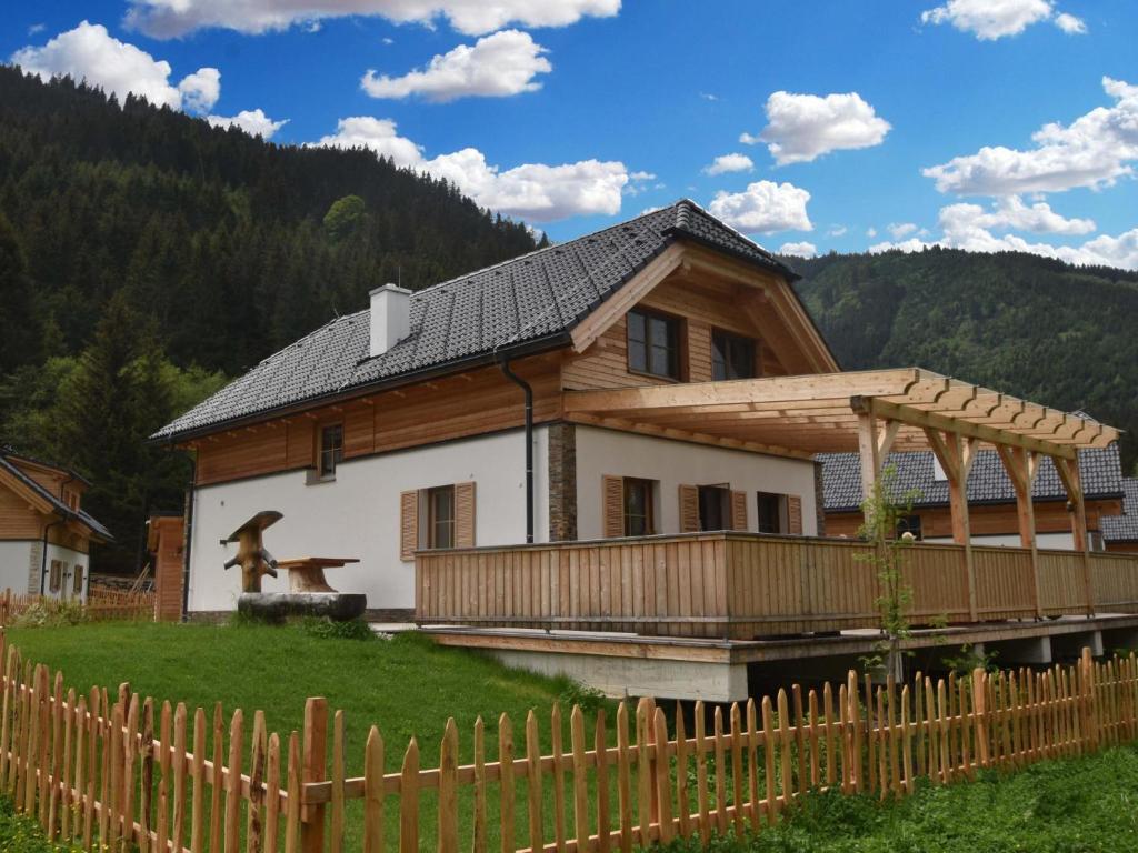 a house with a wooden fence in front of it at Chalet Thor in Donnersbachwald