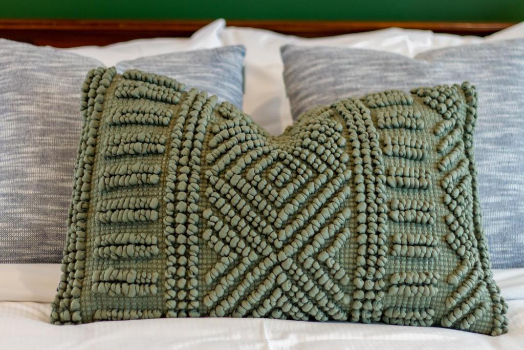 Gorgeous in Green - 2 bed Central Oasis w/king bed