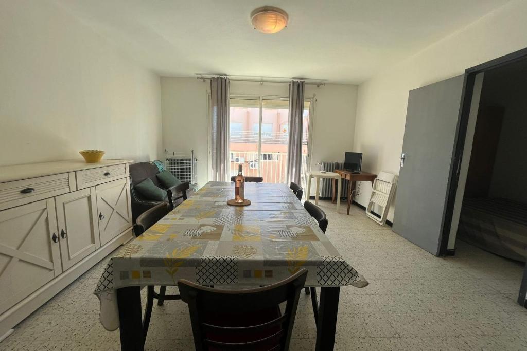 une cuisine avec une table recouverte d'une nappe dans l'établissement Spacious nest with sea view, à Port-la-Nouvelle