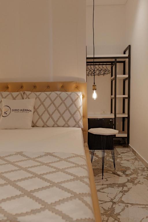 Uma cama ou camas num quarto em Siro Kerma Private Beach Villa