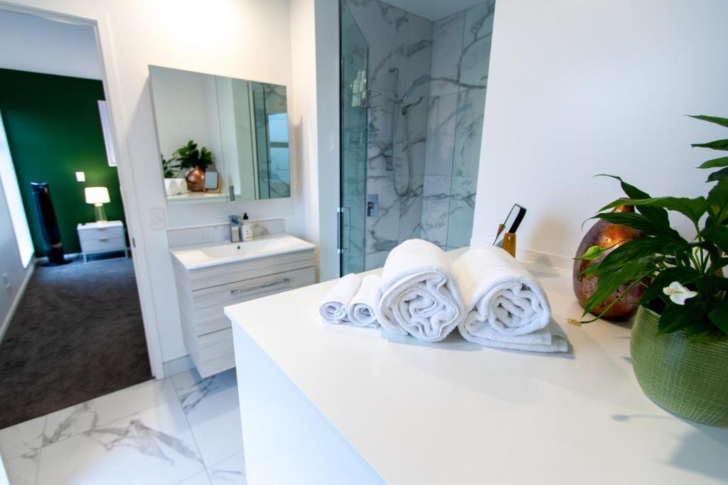 Gorgeous in Green - 2 bed Central Oasis w/king bed - Resim 7