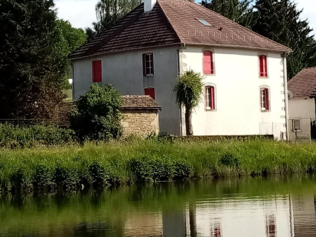 ベルフォンテーヌにあるGîte Bellefontaine, 6 pièces, 12 personnes - FR-1-589-40の水の隣の古い建物