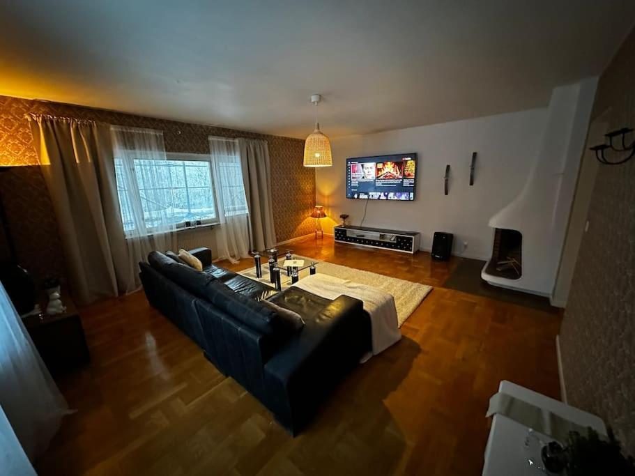 Ljungaverk的住宿－Nyrenoverad design lägenhet，带沙发和电视的客厅