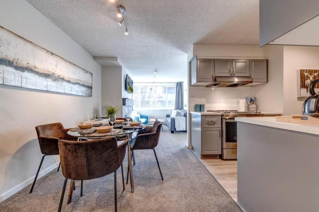 Kuchyň nebo kuchyňský kout v ubytování 1Bd Unit In the heart of Whistler Village