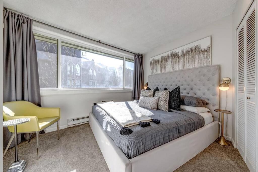 Postel nebo postele na pokoji v ubytování 1Bd Unit In the heart of Whistler Village