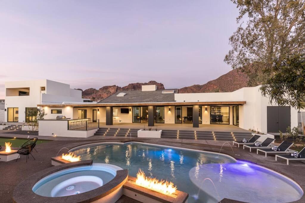 una casa con una piscina con chimeneas en Luxury Micro-Resort, Theater, Sauna, Heated Pool en Phoenix