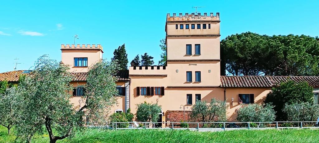 un grand bâtiment avec deux tours en haut dans l'établissement Villa Somelli, à Empoli