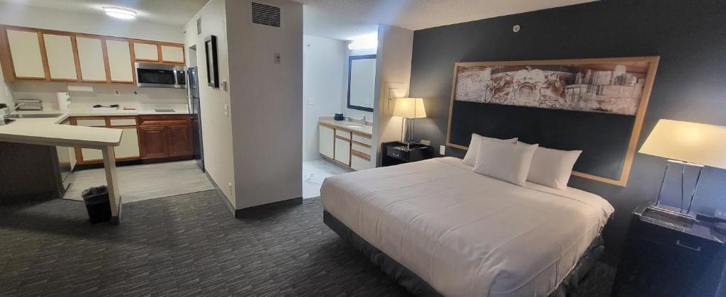 Philadelphia Suites at Airport - An Extended Stay Hotel - King Studio With Sofa Bed