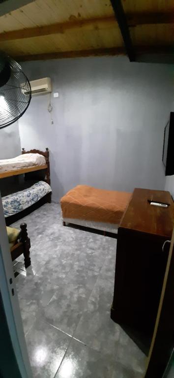 Pokój z 2 łóżkami piętrowymi i stołem w obiekcie Don Carvalho w mieście Goya