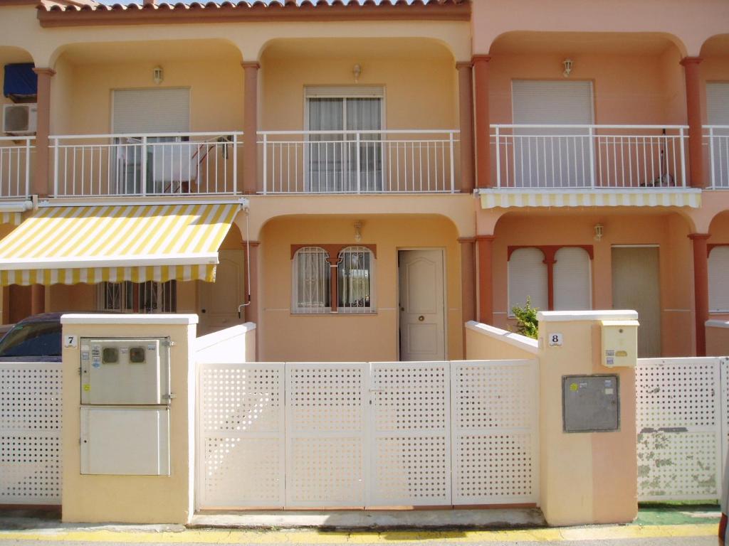 un edificio de apartamentos con valla y parquímetro en Alquileres Figuerola Les Villes, en Peñíscola