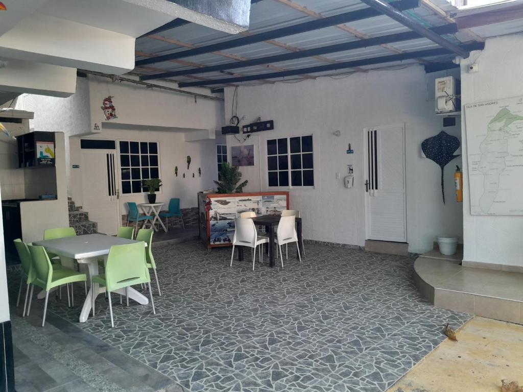 un comedor con mesas y sillas en un edificio en Brisas del Mar Apto 1B, en San Andrés