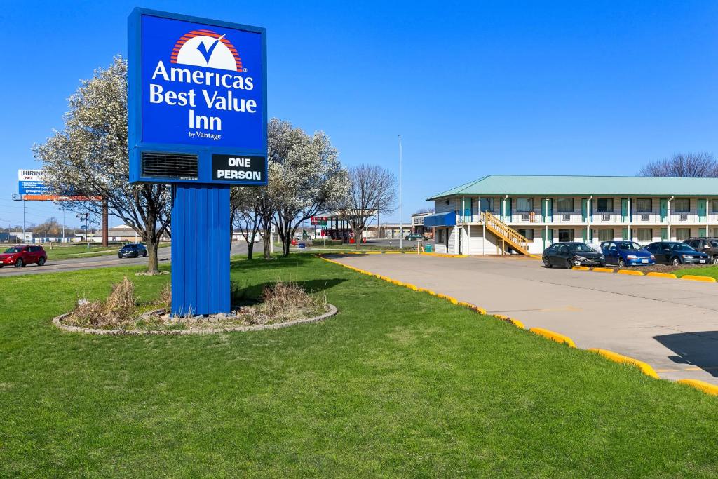 a best value inn sign in front of a building at Americas Best Value Inn - Lincoln in Lincoln