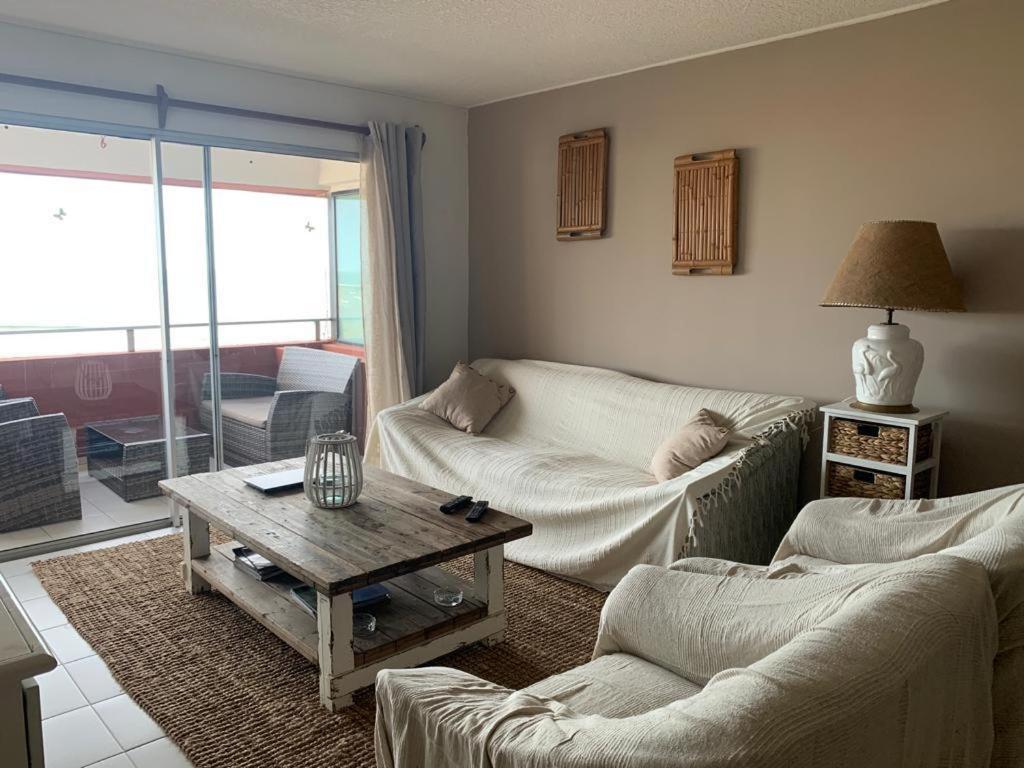 Sala de estar con 2 sofás y mesa de centro en La mano, en Punta del Este