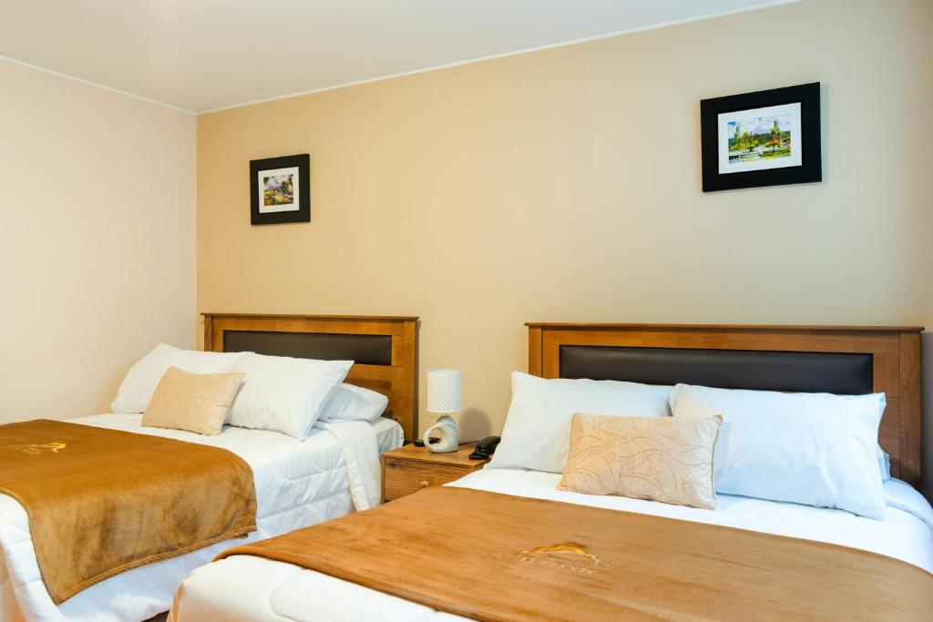 2 bedden in een hotelkamer met 2 slaapkamers bij El puente Hotel Boutique in Arequipa