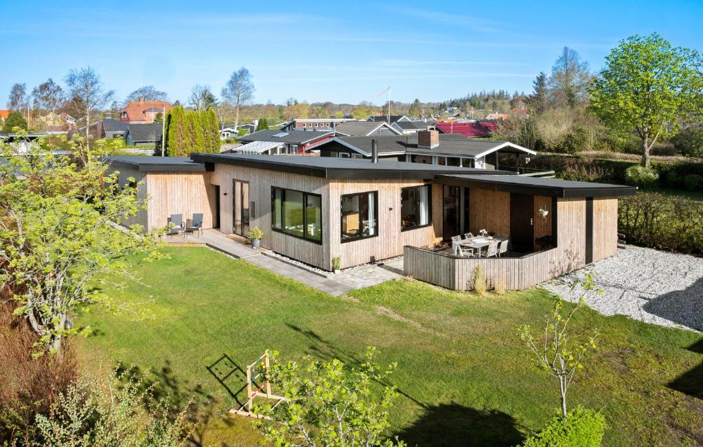 una vista aérea de una casa con patio en Awesome Home In Børkop With Kitchen, en Børkop