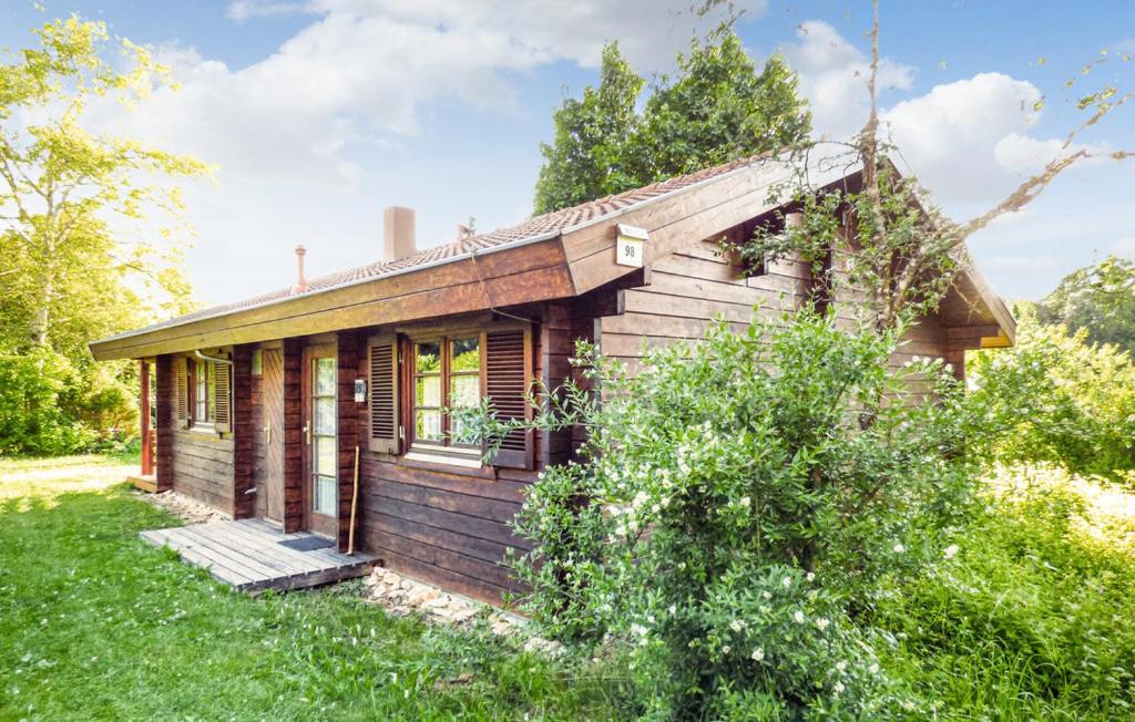 Hayingen的住宿－Ferienhaus Tauber 98，田野中间的小木房子