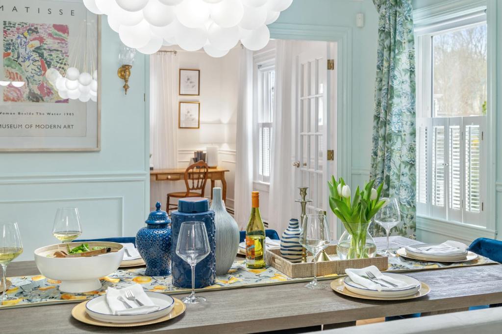 - une table à manger avec des vases bleus et blancs dans l'établissement The Front Porch Vacation Rentals, à Bristol