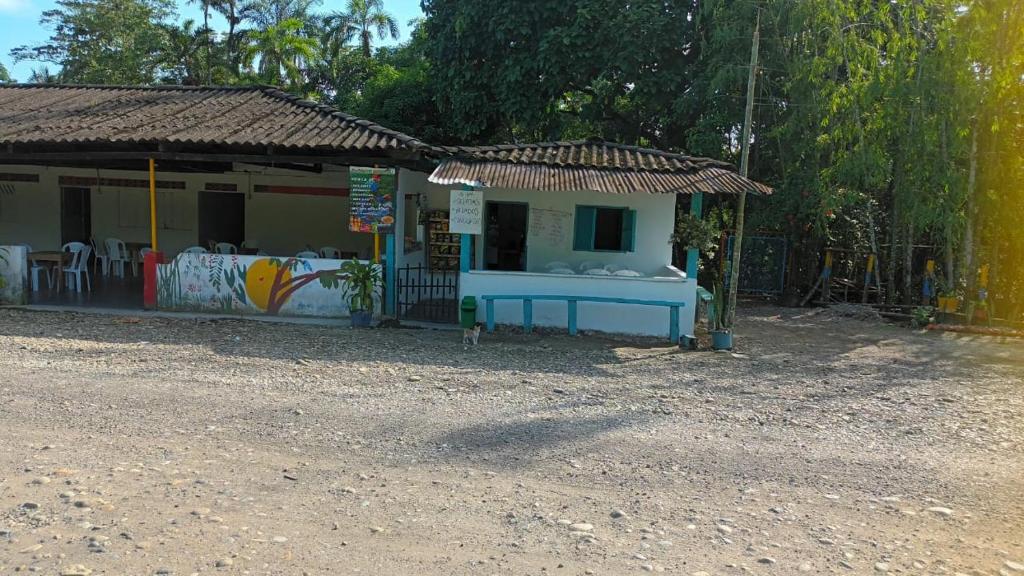 ein kleines Gebäude mit einem Schild davor in der Unterkunft Encanto Natural in Villagarzón