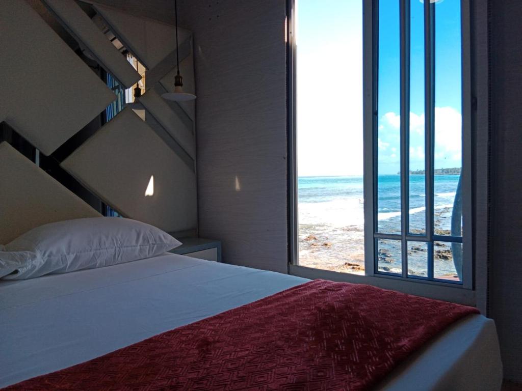 um quarto com uma cama e vista para a praia em Posada MCKELLER em San Luis