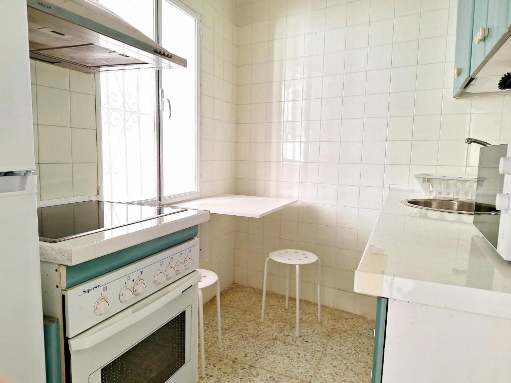 Kuchyňa alebo kuchynka v ubytovaní Sunny Malaga Centre Flats, 2 Options, with Balcony or Terrace