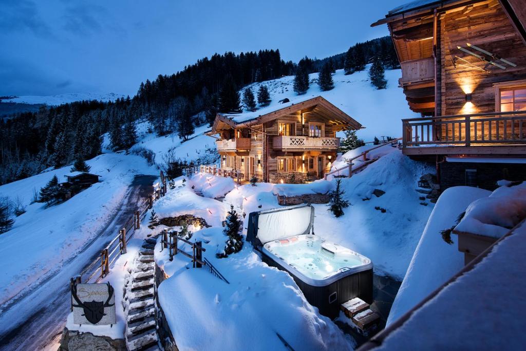 a log cabin with a hot tub in the snow at Sporer-Alm in Rohrberg