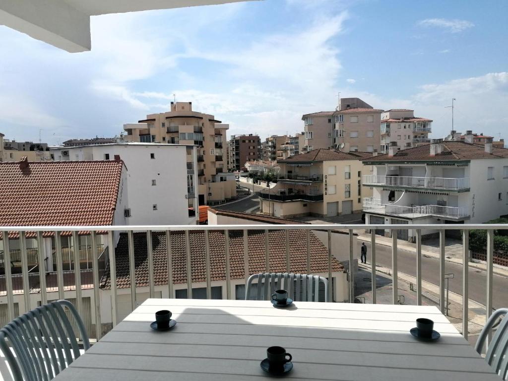 Appart 6 pers à Roses, à 80m de la plage avec terrasse, parking, WIFI et toutes commodités