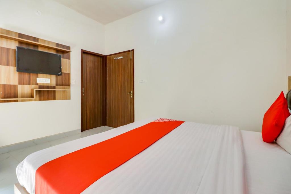 Tempat tidur dalam kamar di OYO Flagship 78481 Deswal Hotel