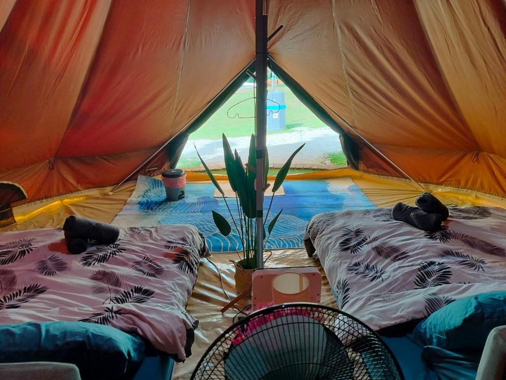 Letto o letti in una camera di Glamping Wetland Putrajaya