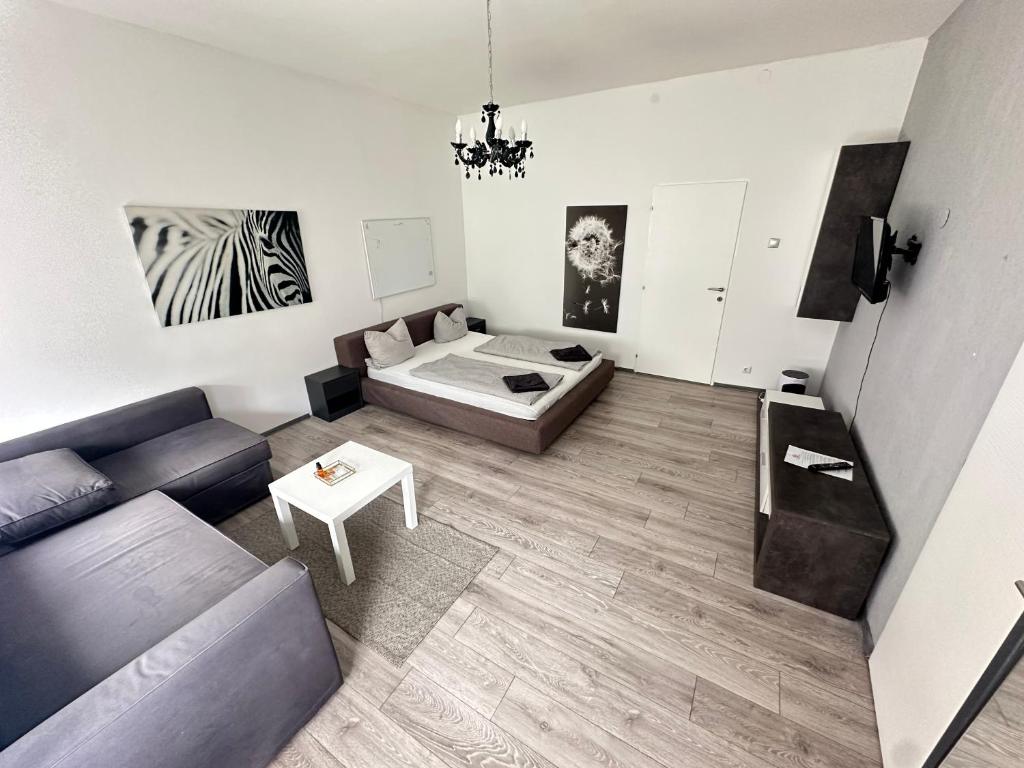 een woonkamer met een bank en een bed bij City Apartment Hauptbahnhof in Graz