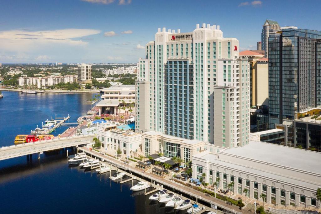 Tampa Marriott Water Street في تامبا: اطلالة جوية على مدينة فيها جسر ومباني