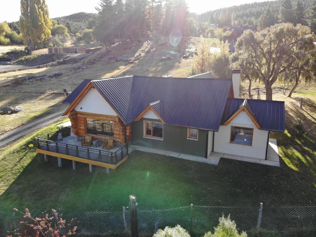 uma casa com um telhado de metal num quintal em Villa Soñada - Encantadora Casa para 6 Personas em Esquel