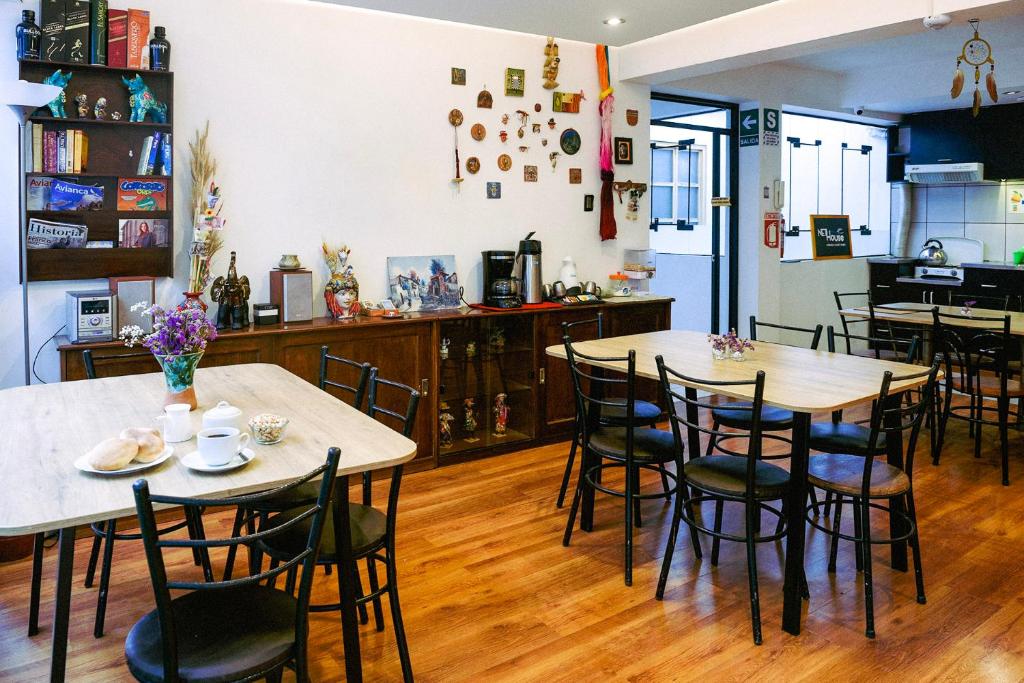 una sala da pranzo con due tavoli e sedie di Net House Cusco a Cuzco