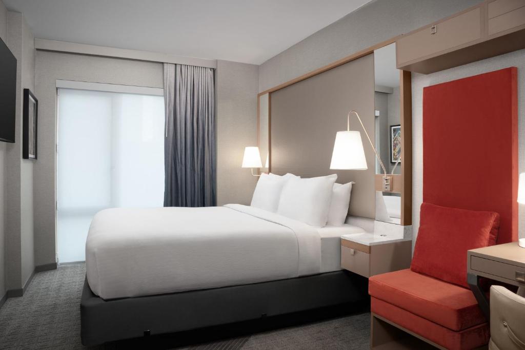 Postel nebo postele na pokoji v ubytování SpringHill Suites by Marriott New York Manhattan Times Square