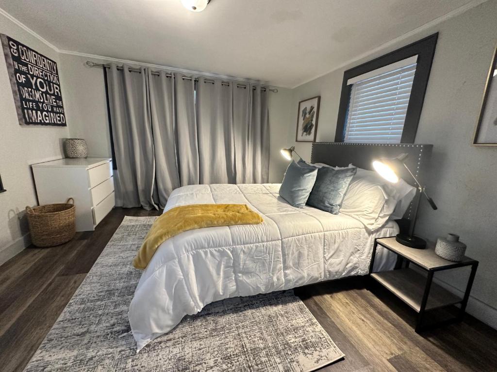 Un dormitorio con una cama grande y una ventana en Vibrant City Home 4BD 2BA, en Brockton